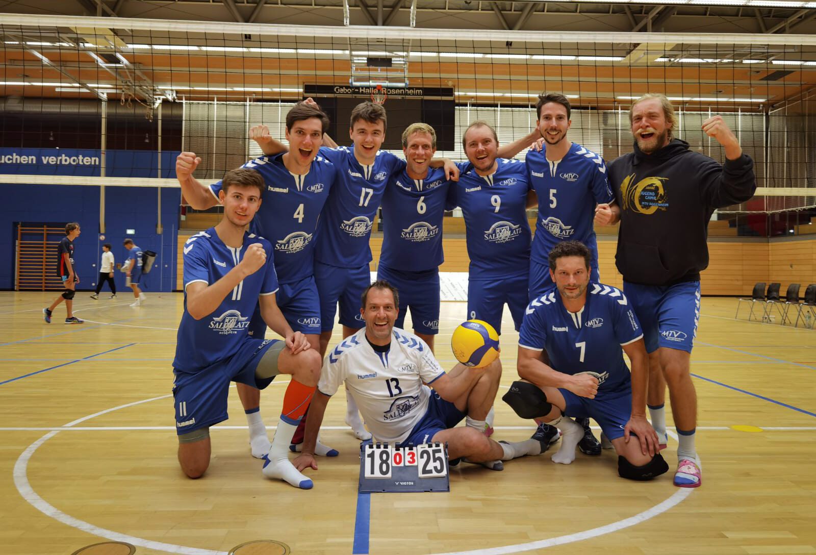 https://www.volleyball-rosenheim.de/wp-content/uploads/2022/09/Volleyball_Rosenheim_Herren_1_Heimspiel_WWK_VCO_Muenchen_2-e1663850533346.jpeg